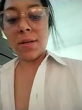 Caroline-17 online show from December 19, 2025, 2:35 pm