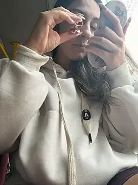 sarah honey   online show from November 24, 2025, 3:01 pm