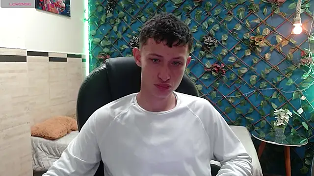 Garuo 18 online show from November 26, 2025, 3:07 am