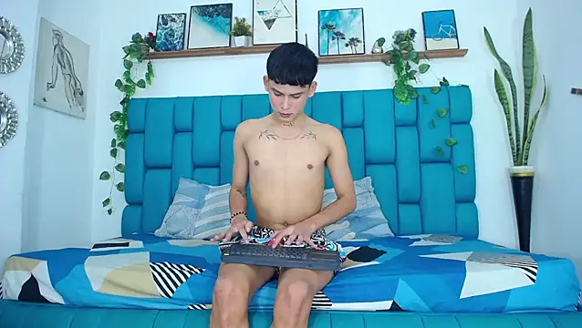 Hot Boys Latinos X online show from November 19, 2025, 10:21 pm