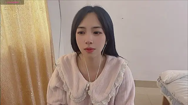 Snapshot of by-Hannah chatting on November 13, 2025, 2:10 am by-Hannah online show from November 13, 2025, 2:10 am