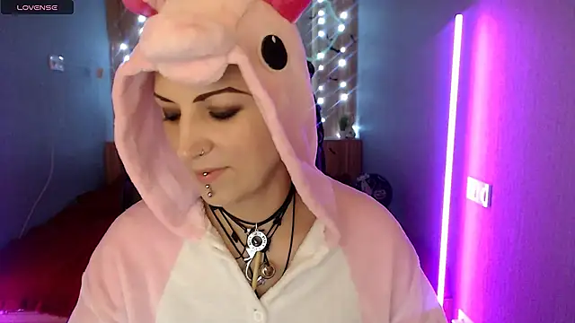 Snapshot of Sweet-n-Strong chatting on November 17, 2025, 12:55 pm Sweet-n-Strong online show from November 17, 2025, 12:55 pm