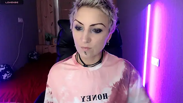 Snapshot of Sweet-n-Strong chatting on November 19, 2025, 8:14 am Sweet-n-Strong online show from November 19, 2025, 8:14 am