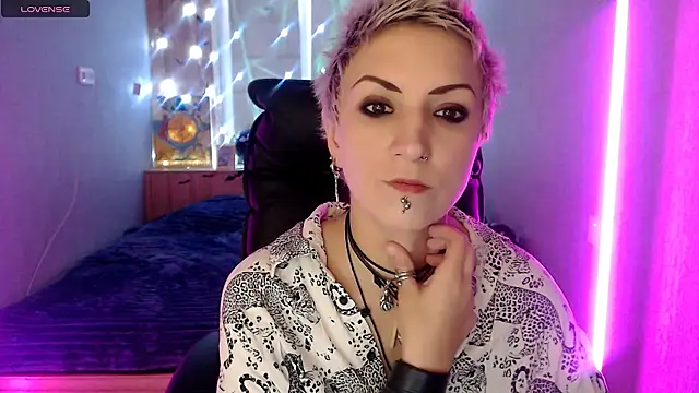 Snapshot of Sweet-n-Strong chatting on November 21, 2025, 7:18 am Sweet-n-Strong online show from November 21, 2025, 7:18 am