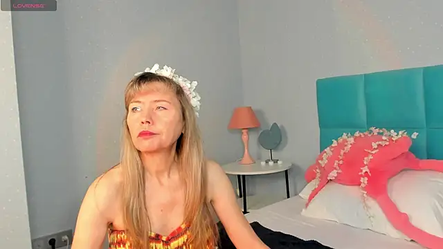 Carla Vogue online show from November 9, 2025, 3:49 am