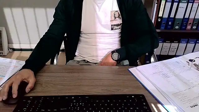 Snapshot of Evasionee chatting on November 12, 2025, 10:15 am Evasionee online show from November 12, 2025, 10:15 am