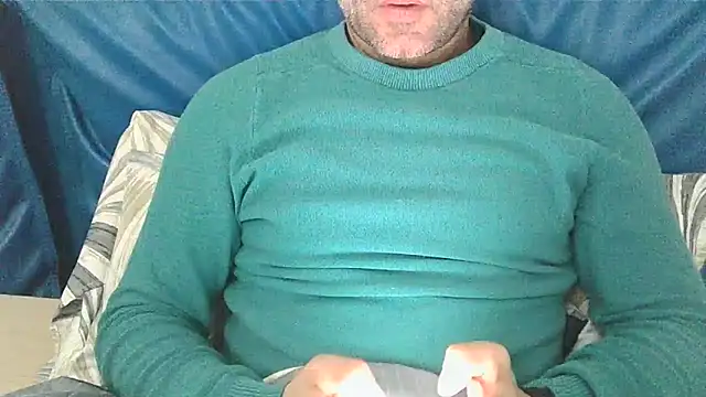 Snapshot of Evasionee chatting on December 2, 2025, 8:26 pm Evasionee online show from December 2, 2025, 8:26 pm