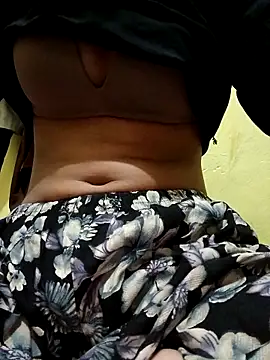 Snapshot of Cutey_neha07 chatting on October 25, 2025, 12:18 am Cutey neha07 online show from October 25, 2025, 12:18 am