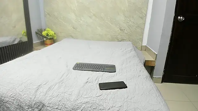 Snapshot of Sarahh-19 chatting on November 27, 2025, 11:45 am Sarahh-19 online show from November 27, 2025, 11:45 am