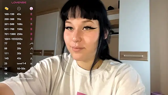 Snapshot of LaurenOveson chatting on November 3, 2025, 10:16 am LaurenOveson online show from November 3, 2025, 10:16 am