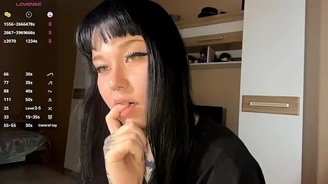 Snapshot of LaurenOveson chatting on November 18, 2025, 10:20 am LaurenOveson online show from November 18, 2025, 10:20 am