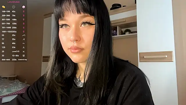 Snapshot of LaurenOveson chatting on November 23, 2025, 10:37 am LaurenOveson online show from November 23, 2025, 10:37 am