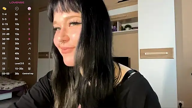 Snapshot of LaurenOveson chatting on November 26, 2025, 11:11 am LaurenOveson online show from November 26, 2025, 11:11 am