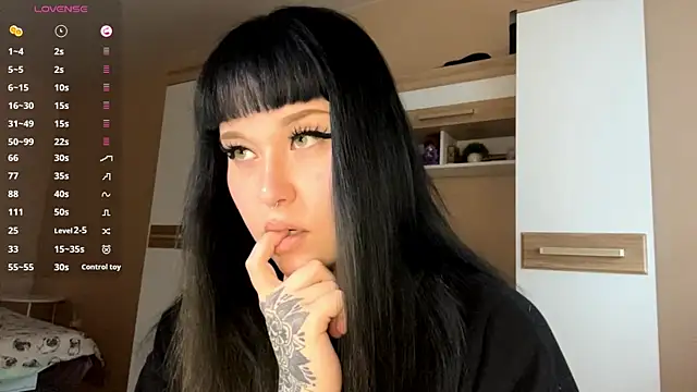 Snapshot of LaurenOveson chatting on November 30, 2025, 10:30 am LaurenOveson online show from November 30, 2025, 10:30 am