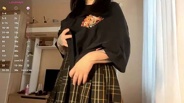 Snapshot of LaurenOveson chatting on December 14, 2025, 10:42 am LaurenOveson online show from December 14, 2025, 10:42 am