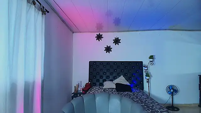 Snapshot of GiannaRoberts chatting on November 4, 2025, 12:04 pm GiannaRoberts online show from November 4, 2025, 12:04 pm