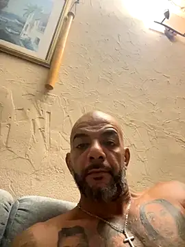 Snapshot of latino2211 chatting on October 29, 2025, 2:25 am latino2211 online show from October 29, 2025, 2:25 am