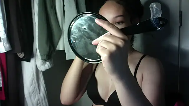 nikkiloveee online show from December 15, 2025, 5:55 am