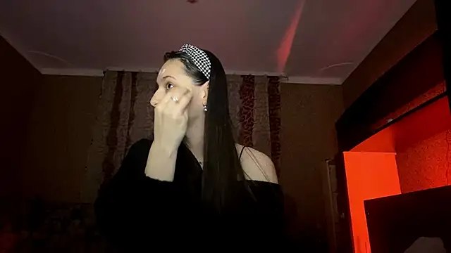 Snapshot of Poly_Falkony chatting on October 28, 2025, 3:04 pm Poly Falkony online show from October 28, 2025, 3:04 pm