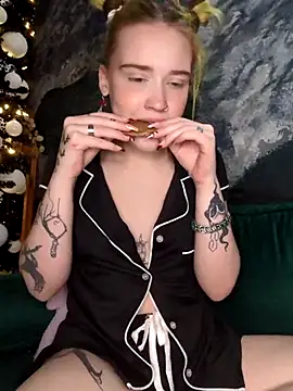 Snapshot of mattiethebaddieee chatting on December 15, 2025, 1:21 am mattiethebaddieee online show from December 15, 2025, 1:21 am