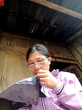 Snapshot of bella-la chatting on October 29, 2025, 5:42 am bella-la online show from October 29, 2025, 5:42 am