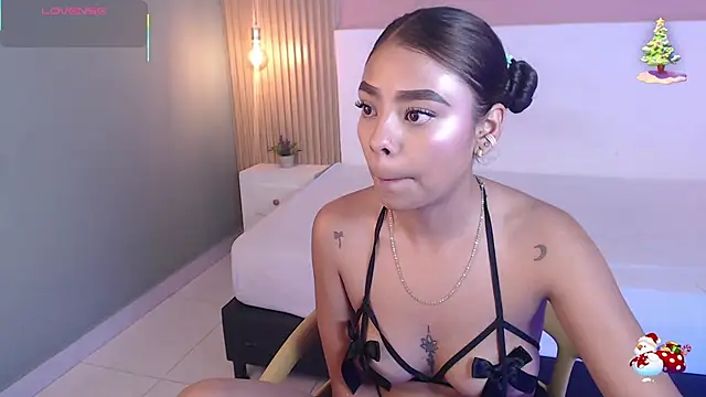 Snapshot of SoffiaDams2 chatting on November 24, 2025, 11:43 am SoffiaDams2 online show from November 24, 2025, 11:43 am