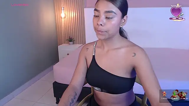 Snapshot of SoffiaDams2 chatting on November 25, 2025, 11:43 am SoffiaDams2 online show from November 25, 2025, 11:43 am