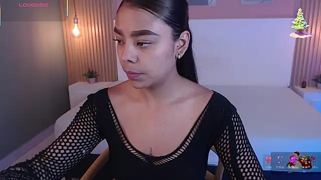 Snapshot of SoffiaDams2 chatting on November 27, 2025, 12:07 pm SoffiaDams2 online show from November 27, 2025, 12:07 pm