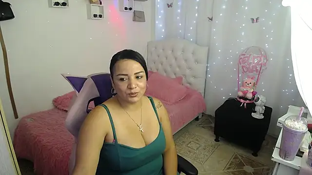 karitomyler   online show from November 12, 2025, 4:40 pm