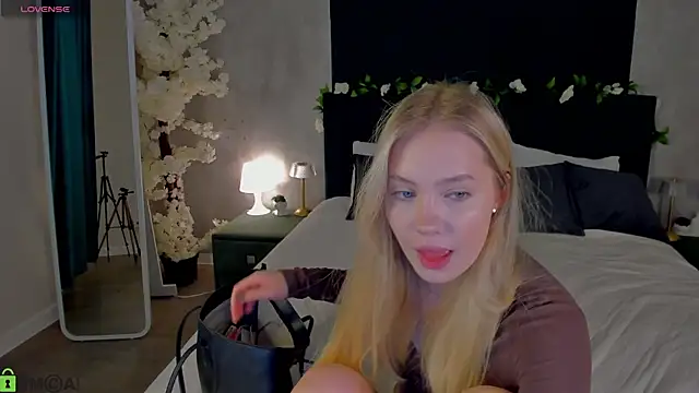 Melanie Ryer online show from November 29, 2025, 11:19 pm