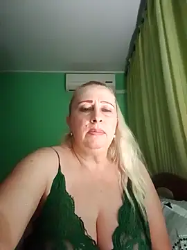 Snapshot of Esenia505 chatting on October 30, 2025, 4:19 pm Esenia505 online show from October 30, 2025, 4:19 pm