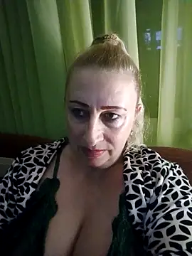 Snapshot of Esenia505 chatting on November 2, 2025, 5:48 pm Esenia505 online show from November 2, 2025, 5:48 pm