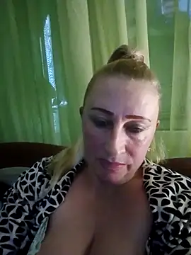 Snapshot of Esenia505 chatting on November 4, 2025, 12:15 pm Esenia505 online show from November 4, 2025, 12:15 pm