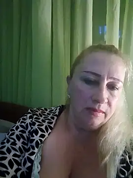 Snapshot of Esenia505 chatting on November 5, 2025, 3:56 pm Esenia505 online show from November 5, 2025, 3:56 pm