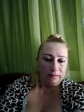 Snapshot of Esenia505 chatting on November 6, 2025, 2:51 pm Esenia505 online show from November 6, 2025, 2:51 pm