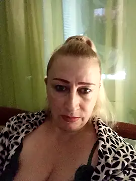 Snapshot of Esenia505 chatting on November 10, 2025, 11:20 am Esenia505 online show from November 10, 2025, 11:20 am