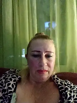 Snapshot of Esenia505 chatting on November 13, 2025, 11:42 am Esenia505 online show from November 13, 2025, 11:42 am