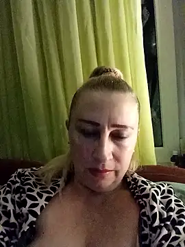 Snapshot of Esenia505 chatting on November 15, 2025, 1:40 pm Esenia505 online show from November 15, 2025, 1:40 pm