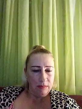 Snapshot of Esenia505 chatting on November 16, 2025, 3:17 pm Esenia505 online show from November 16, 2025, 3:17 pm