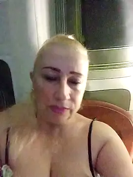 Snapshot of Esenia505 chatting on November 21, 2025, 4:22 am Esenia505 online show from November 21, 2025, 4:22 am