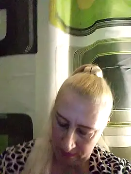 Snapshot of Esenia505 chatting on November 23, 2025, 4:01 am Esenia505 online show from November 23, 2025, 4:01 am