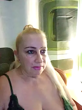 Snapshot of Esenia505 chatting on November 25, 2025, 5:07 am Esenia505 online show from November 25, 2025, 5:07 am