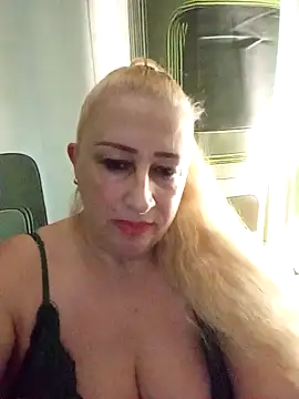 Snapshot of Esenia505 chatting on November 27, 2025, 9:11 am Esenia505 online show from November 27, 2025, 9:11 am