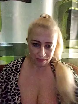 Snapshot of Esenia505 chatting on November 28, 2025, 10:07 am Esenia505 online show from November 28, 2025, 10:07 am