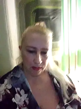 Snapshot of Esenia505 chatting on December 1, 2025, 4:17 am Esenia505 online show from December 1, 2025, 4:17 am