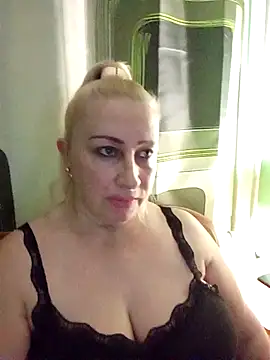 Snapshot of Esenia505 chatting on December 1, 2025, 4:45 pm Esenia505 online show from December 1, 2025, 4:45 pm