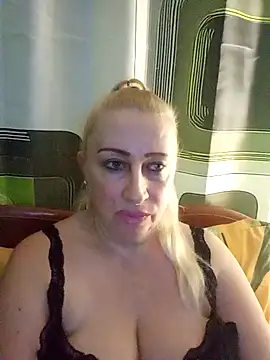 Snapshot of Esenia505 chatting on December 2, 2025, 4:57 pm Esenia505 online show from December 2, 2025, 4:57 pm