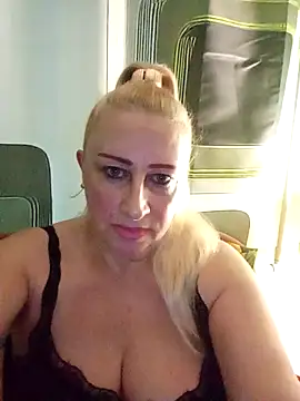 Snapshot of Esenia505 chatting on December 3, 2025, 8:34 am Esenia505 online show from December 3, 2025, 8:34 am