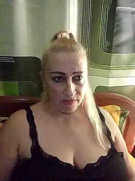 Snapshot of Esenia505 chatting on December 4, 2025, 1:53 pm Esenia505 online show from December 4, 2025, 1:53 pm