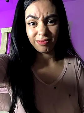 Snapshot of Sara-215 chatting on December 4, 2025, 12:20 am Sara-215 online show from December 4, 2025, 12:20 am